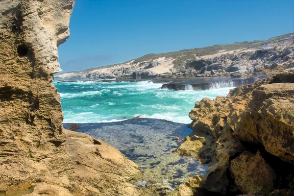 Impresionante vista sobre la playa rocosa entre dos rocas —  Fotos de Stock