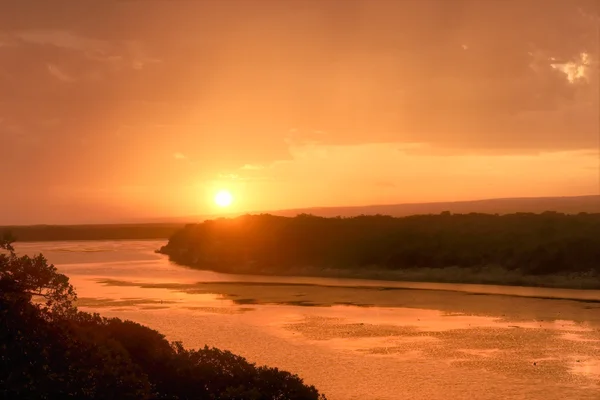 Solnedgång på flodmynning — Stockfoto