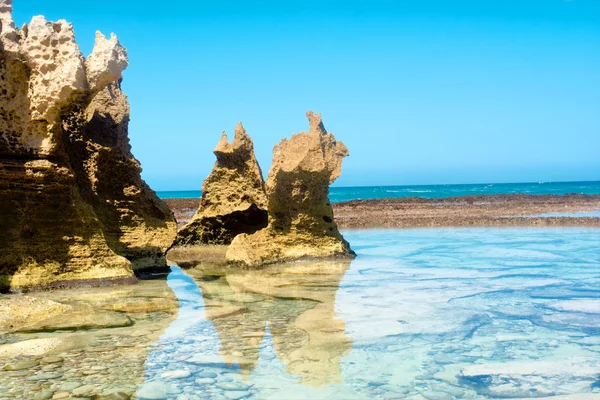 Fantastische rotsformaties op strand — Stockfoto