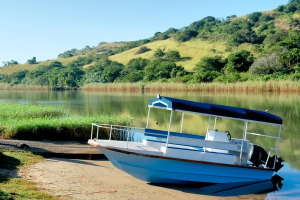 Barco azul en el río mañana — Foto de Stock