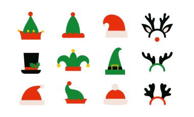 Noel şapkaları izole edilmiş çizimler. Kırmızı Noel Baba şapkası. Elfler veya cüce şapkaları. Çizgi film ren geyiği boynuzları. Üzerinde kutsal yapraklar ve böğürtlenler olan silindir şapka. Kış tatili zirvesi