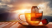 šálek čaje při západu slunce