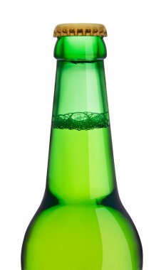 Beyaz arka plan üzerinde izole boş yeşil bira şişesi