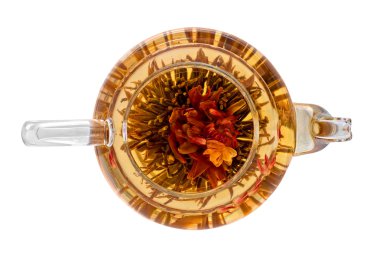 egzotik yeşil çay üzerinde beyaz izole cam demlik çiçekli