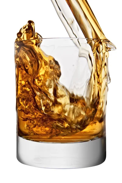 Whiskey wird in ein Glas gegossen — Stockfoto