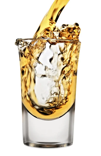 Whiskey wird in ein Glas gegossen — Stockfoto
