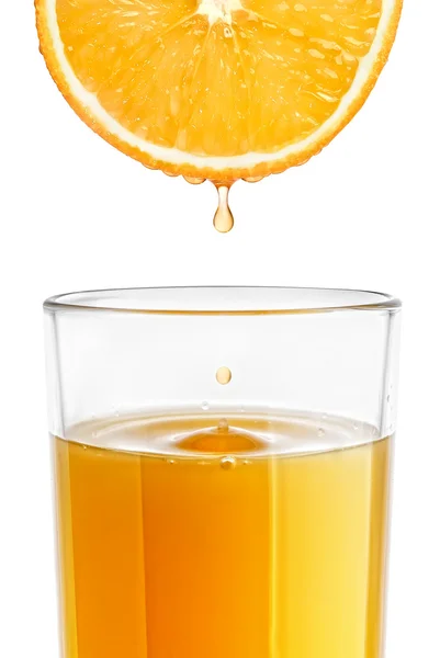 絞りたてのオレンジジュースのガラス — ストック写真