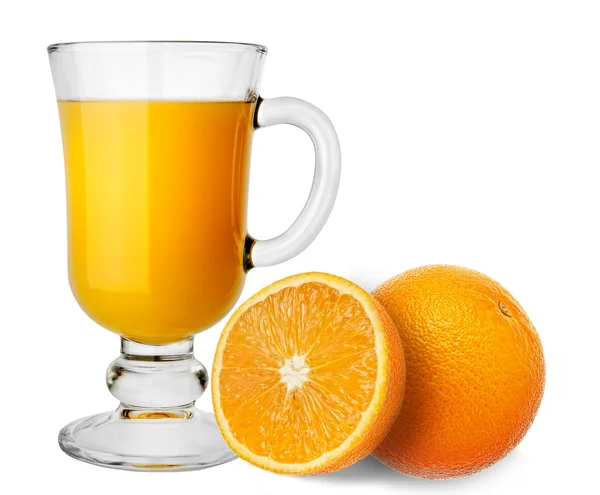 Jus d'orange et tranches d'orange isolées sur blanc — Photo