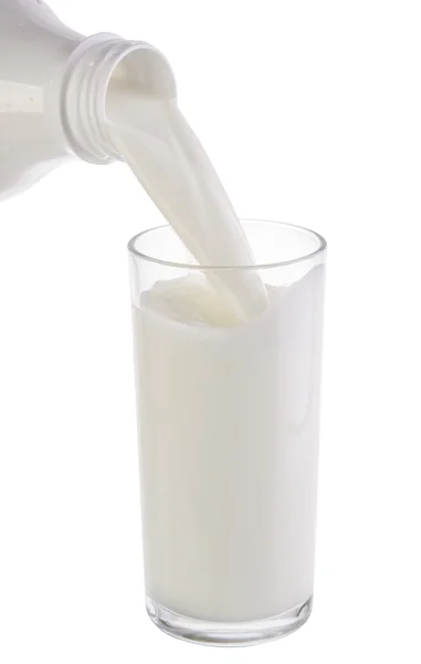 Milch gießen — Stockfoto