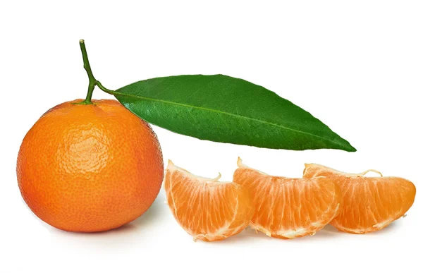 Mandarina aislada sobre fondo blanco — Foto de Stock