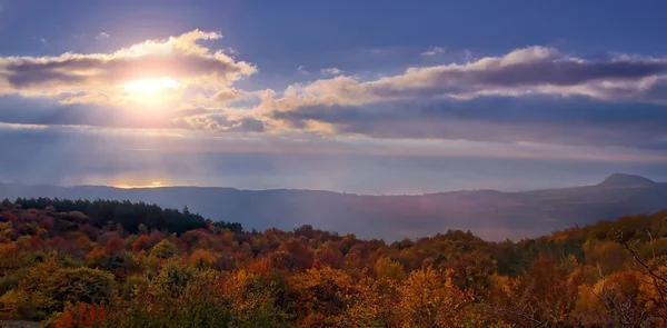 Colori autunnali nelle montagne crimee — Foto Stock