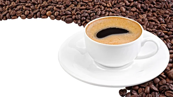 Чашка кофе и зерно на белом фоне — стоковое фото