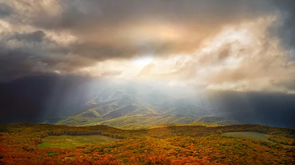 Осінні кольори в кримських горах — стокове фото