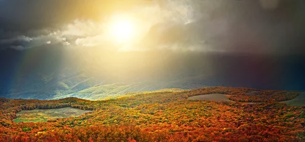 Colori autunnali nelle montagne crimee — Foto Stock