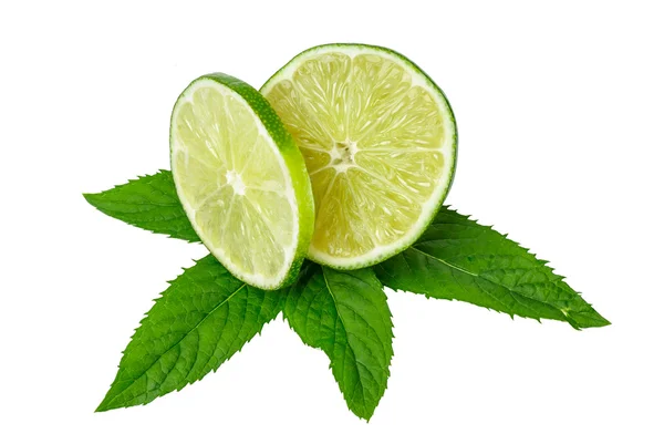 Limones con hojas aisladas sobre blanco — Foto de Stock