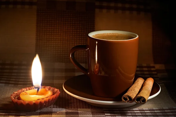 Чашка кофе при естественном зажигании свечей — стоковое фото
