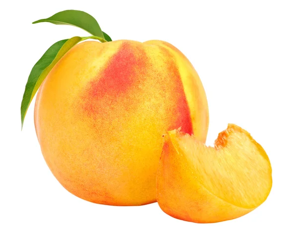 Спелые персиковые фрукты с листьями и ломтиками на белом фоне . — стоковое фото
