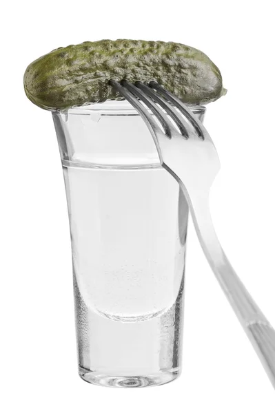 Vodka in un bicchiere e cetriolo salato su una forchetta — Foto Stock