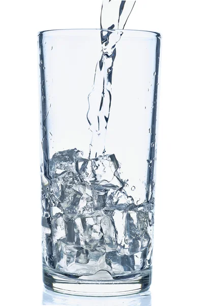 Glas water met een plons en ijsblokjes — Stockfoto