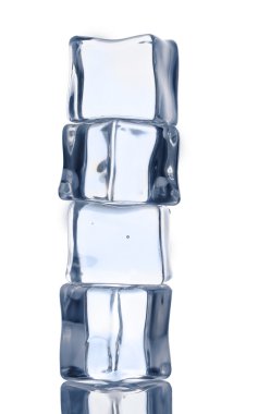 beyaz zemin üzerinde buz küpleri 