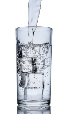 su sıçrama ve buz küpleri ile 