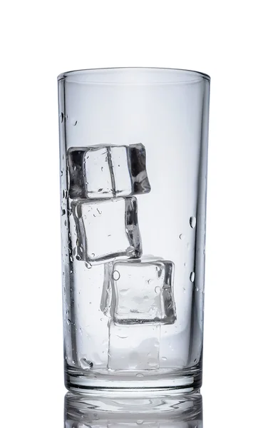 Mokré prázdná průhledné sklo s kostkami ledu — Stock fotografie