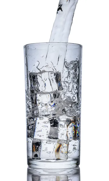 Glas water met een plons en ijsblokjes — Stockfoto