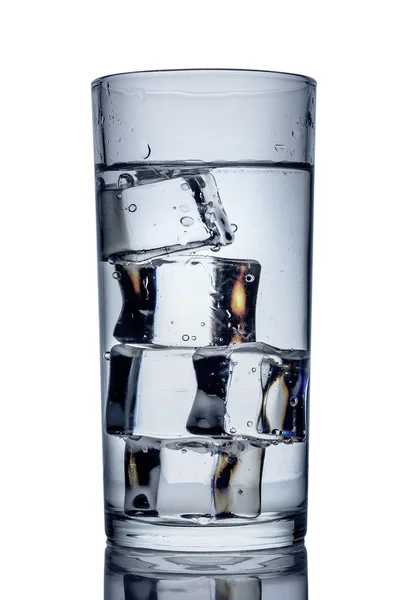 Glas zuiver water met ijsblokjes. Geïsoleerd op witte achtergrond — Stockfoto