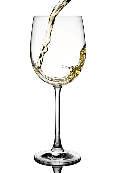 Vino bianco versato nel bicchiere — Foto Stock