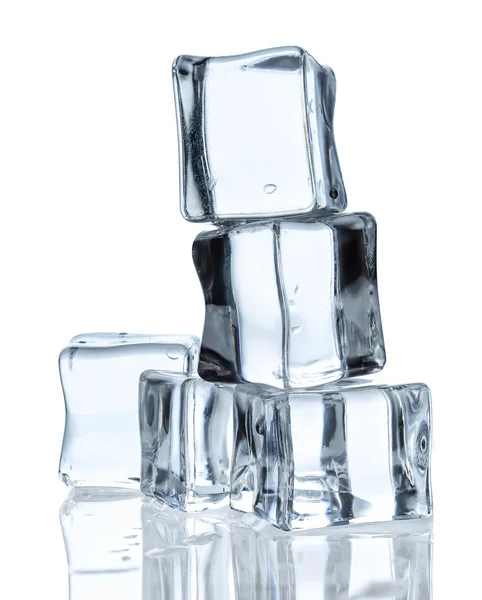 Eiswürfel isoliert auf weiß — Stockfoto