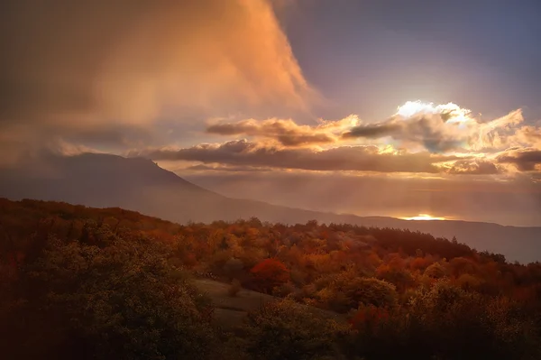 Crimean mountains and clouds — Stockfoto