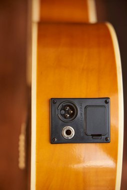 Elektrikli akustik gitar girişi. Fişin resmini insanlar olmadan kapat.