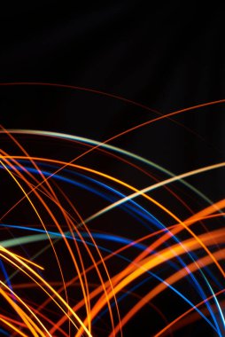 Soyut arkaplan, siyah arkaplan üzerindeki renkli ışık çizgileri, kopyalama alanı olan dinamik zarif resim.
