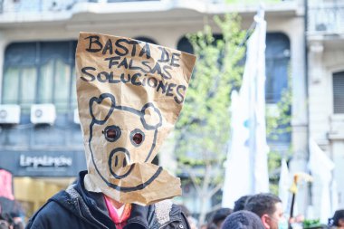 Buenos Aires, Arjantin; 24 Eylül 2021. Artık yanlış çözümler yok. Domuz maskeli bir aktivist, Çin ile domuz çiftlikleri kurulmasını protesto ediyor. Küresel İklim Grevi..