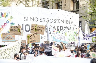 CABA, Buenos Aires, Arjantin; 24 Eylül 2021: Eylemcilik, Küresel İklim Grevi sırasında yürüyen gençler.