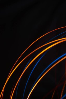 Soyut arkaplan, siyah arkaplan üzerindeki renkli ışık çizgileri, kopyalama alanı olan dinamik zarif resim.