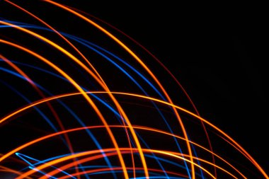 Soyut arkaplan, siyah arkaplan üzerinde renkli ışık çizgileri, kopyalama alanı olan dinamik zarif resim.