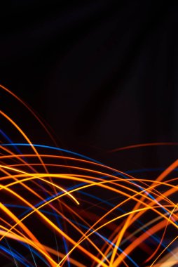 Soyut arkaplan, siyah arkaplan üzerinde renkli ışık çizgileri, kopyalama alanı olan dinamik zarif resim.