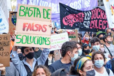 CABA, Buenos Aires, Arjantin; 24 Eylül 2021: İmza metni: Daha fazla yanlış çözüm yok. Küresel İklim Grevi bağlamında kitle gösterisi.