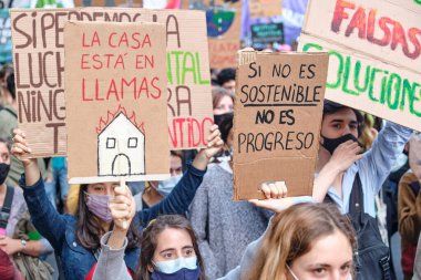 CABA, Buenos Aires, Arjantin; 24 Eylül 2021: İmza metinleri: Ev yanıyor. Sürdürülebilir değilse, ilerleme değildir. Küresel İklim Grevi bağlamında kitle gösterisi.