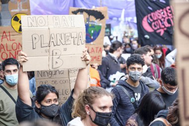 CABA, Buenos Aires, Arjantin; 24 Eylül 2021: İmza metni: B gezegeni yok Küresel İklim Grevi bağlamında kitle gösterisi.