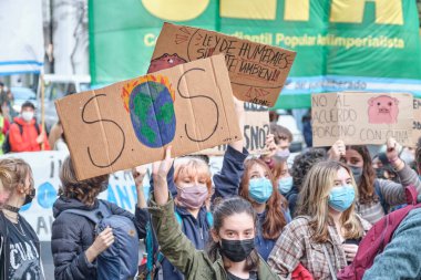 CABA, Buenos Aires, Arjantin; 24 Eylül 2021: Küresel İklim Grevi bağlamında çevresel sloganlar taşıyan genç aktivistler.