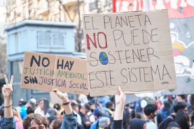 Buenos Aires, Arjantin; 24 Eylül 2021: Küresel İklim Grevi 'nde çevresel sloganlar içeren işaretler: Gezegen bu sistemi sürdüremez. Sosyal adalet olmadan çevresel adalet olmaz..