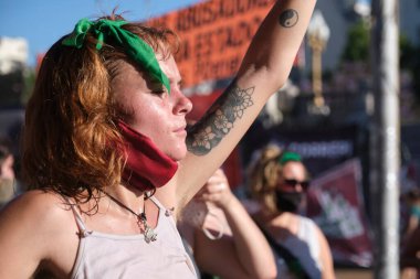 Buenos Aires, Arjantin; 10 Aralık 2020: Ulusal Kongre 'de düzenlenen mitinge katılan genç kadın, koronavirüs salgını sırasında, yasal, güvenli ve ücretsiz kürtaj yasasını savundu.
