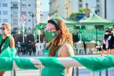 Buenos Aires, Arjantin; 10 Aralık 2020: Ulusal Kongre önünde yasal, güvenli ve ücretsiz kürtaj yasasını desteklemek için feminist miting. Koronavirüs salgını sırasında gösteri
