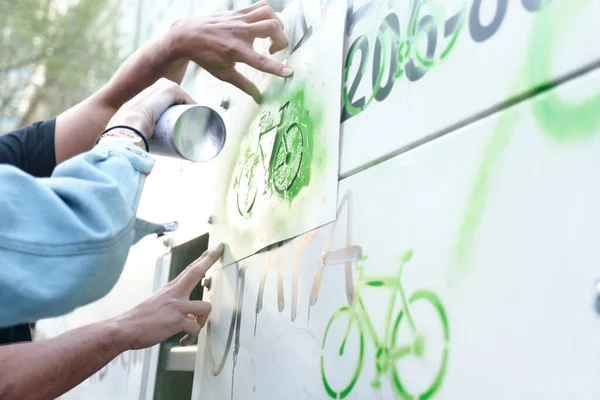 Caba Buenos Ares アルゼンチン 2021年9月24日 世界気候ストライキ中にステンシルで緑の自転車の落書きを描く手 汚染されない持続可能なモビリティの概念 — ストック写真