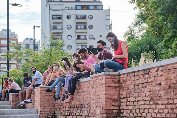 Buenos Aires Αργεντινή Απριλίου 2021 Ομάδα Νέων Που Κάθονται Μια — Φωτογραφία Αρχείου