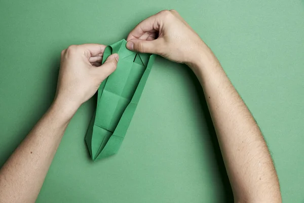 Proceso Creación Trébol Origami Manos Jóvenes Doblando Pedazo Papel Verde — Foto de Stock