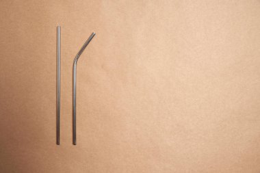 Yeniden kullanılabilir metal pipetler, tek kullanımlık plastiklerin kullanılmasını önleyen çevre dostu bir ürün. Sürdürülebilirlik ve ekoloji kavramı. Kopyalama alanı olan yatay resim.