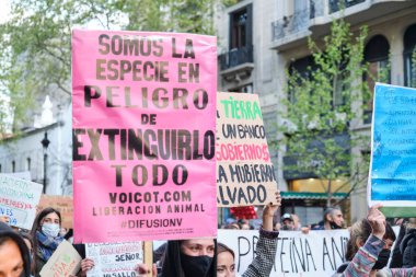 Buenos Aires, Arjantin; 24 Eylül 2021: Küresel İklim Grevi sırasında çevresel sloganlar taşıyan genç aktivistler: Bizler her şeyi yok etme tehlikesiyle karşı karşıyayız.